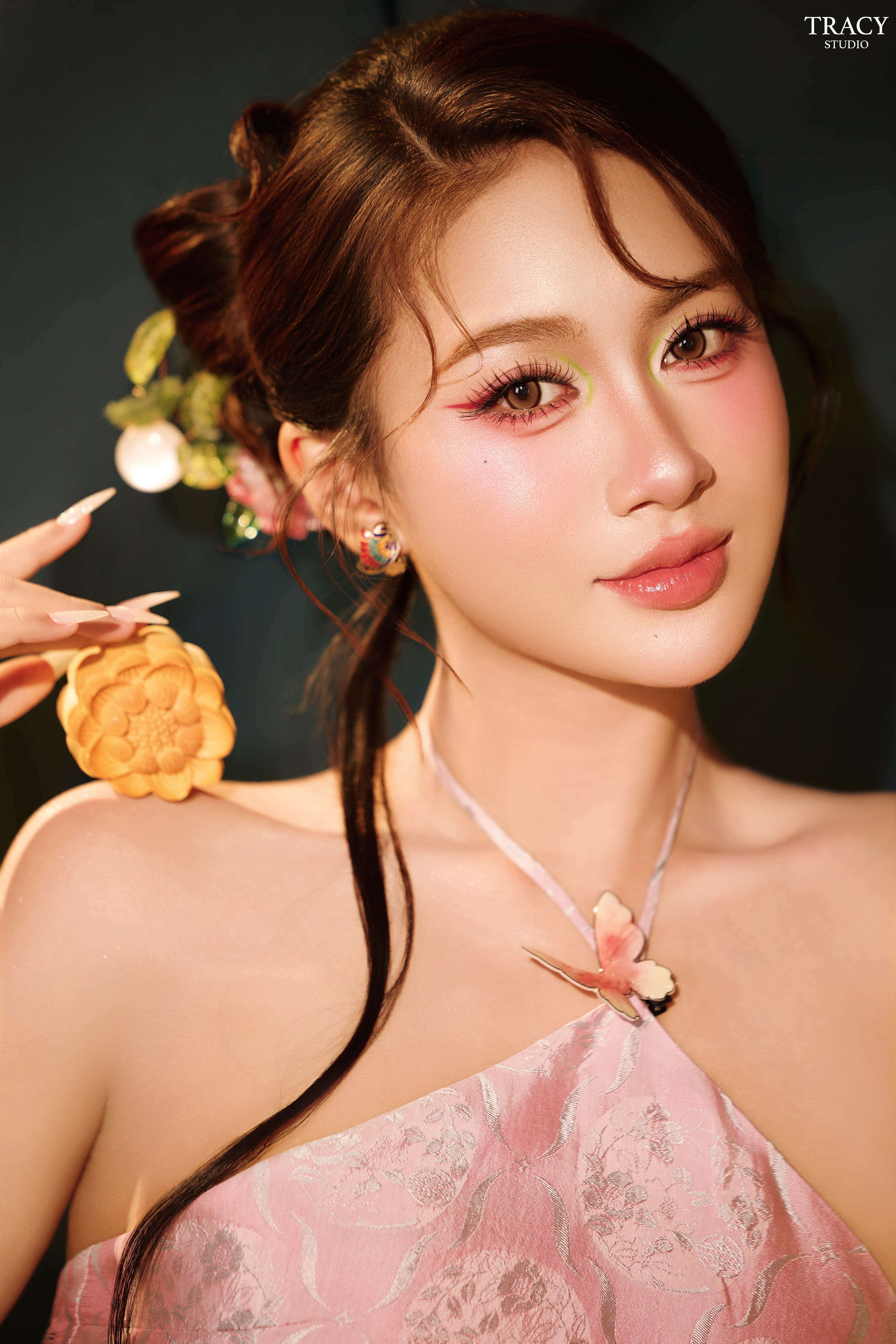 frontend/img/gallery/anh-tet-yem-ao-dai/tracy-studio-chup-concept-trung-thu-yem-phuong-bui (10).jpg